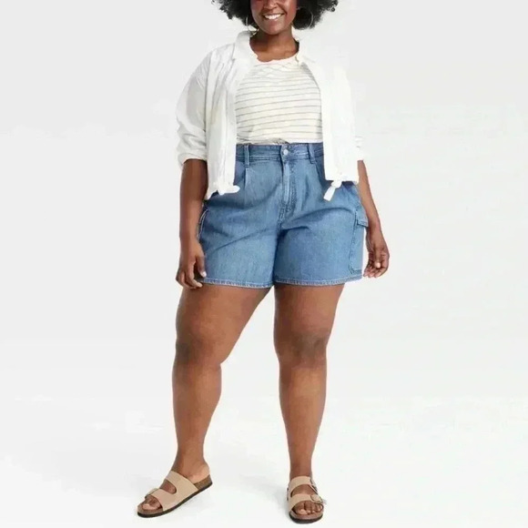 Universal Thread Women's High-Rise Denim Cargo Shorts - Medium Wash - Size 22 - Picture 1 of 12